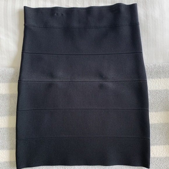 Beautiful BCBG bodycon skirt. Size small. - Picture 3 of 4